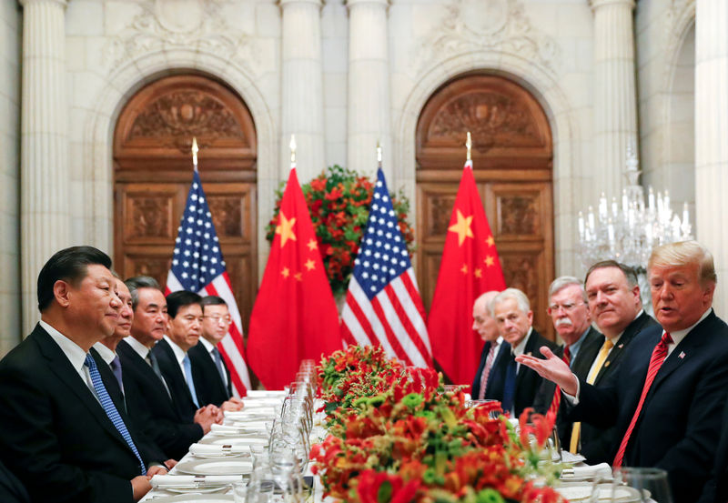 © Reuters. Президент США Дональд Трамп и председатель КНР Си Цзиньпин, а также делегации двух стран на рабочем ужине в рамках саммита G20 в Аргентине