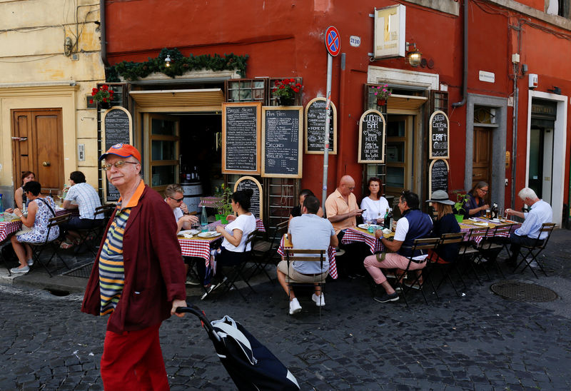 © Reuters. FILE PHOTO:  People sit at a restaurant in downtown Rome