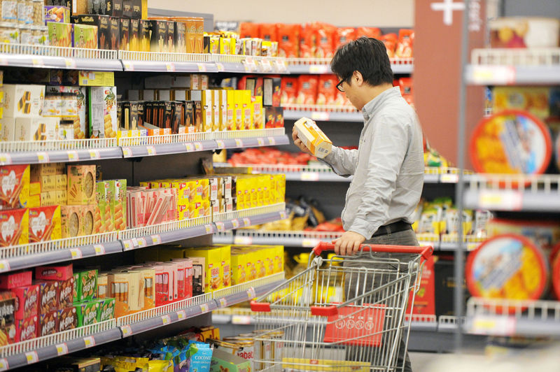 © Reuters. Consumidor faz compras em loja em Qingdao, na China