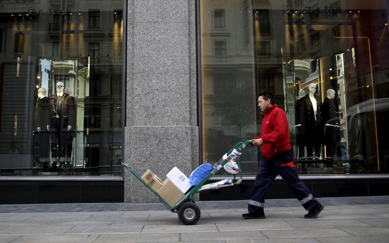 © Reuters. FILE PHOTO: A man walks past a Zara store in central Madrid, Spain