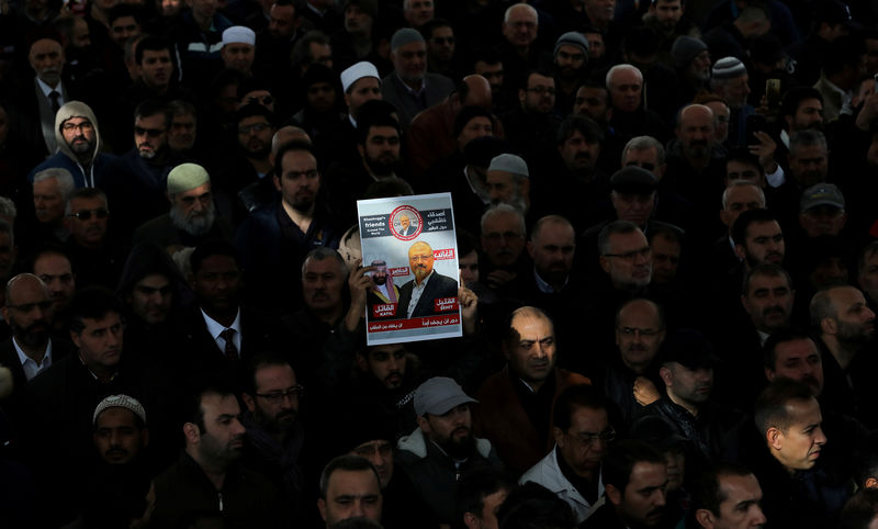 © Reuters. Pessoas comparecem a cerimônia fúnebre em homenagem ao jornalista saudita Jamal Khashoggi em Istambul, na Turquia