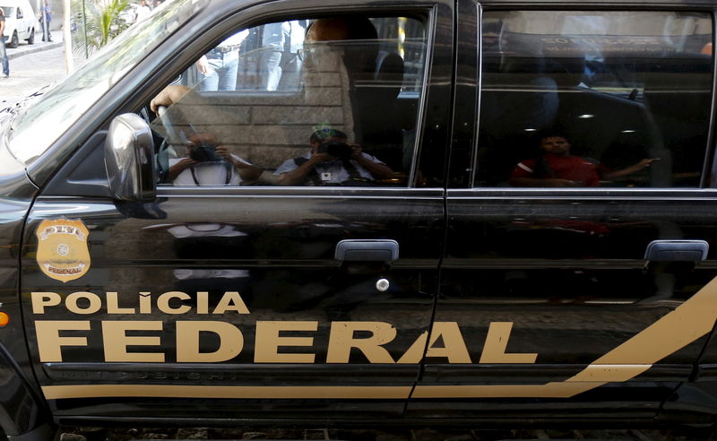 © Reuters. Carro da PF durante fase da operação Lava Jato no Rio de Janeiro