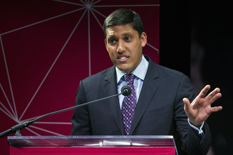 © Reuters. USAID Administrator Rajiv Shah gestures during the announcement of the U.S. Global Development Lab to help end extreme poverty by 2030, in New York