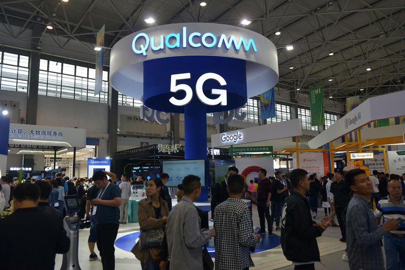 © Reuters. Pessoas visitam stand da Qualcomm durante evento em Guiyang, China