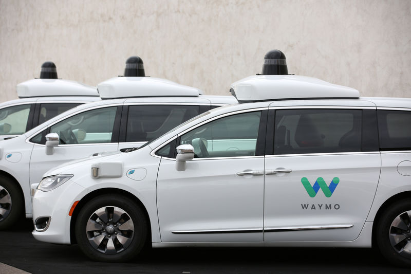 © Reuters. Three of the fleet of 600 Waymo Chrysler Pacifica Hybrid self-driving vehicles are parked and diaplayed during a demonstration in Chandler, Arizona