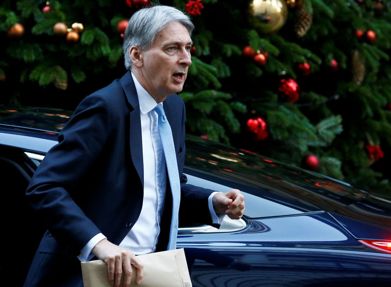 © Reuters. Britain's Chancellor of the Exchequer, Philip Hammond arrives in Downing Street, London