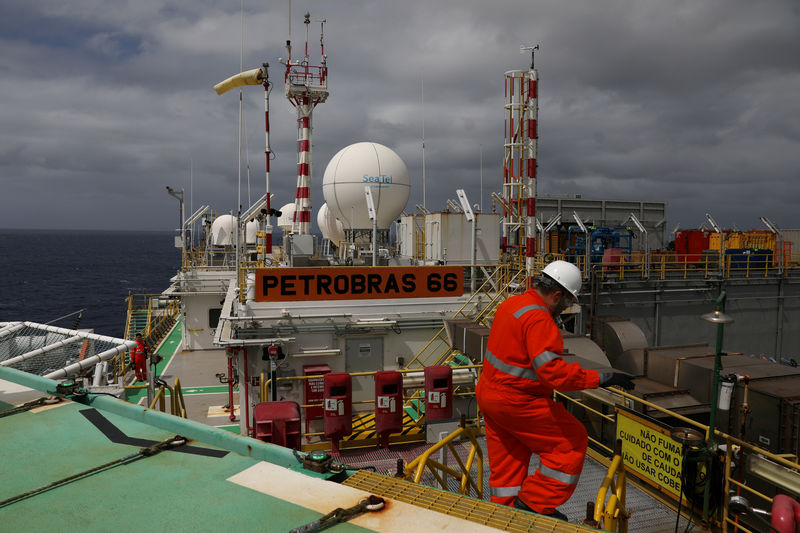 © Reuters. FILE PHOTO: A worker walks inside the Brazil's Petrobras P-66 oil rig in the offshore Santos Basin in Rio de Janeiro