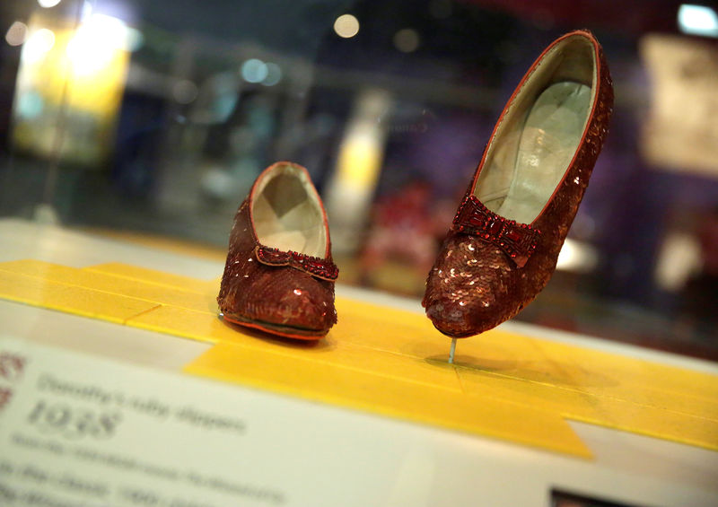 © Reuters. Sapatos usados por Judy Garland no musical 