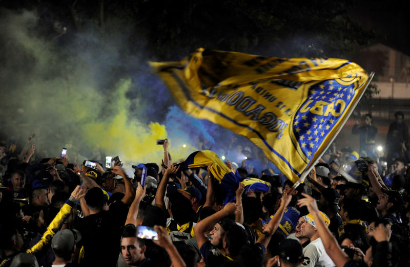 © Reuters. La afición despide al Boca antes de su viaje a Madrid para la final de la Copa Libertadores