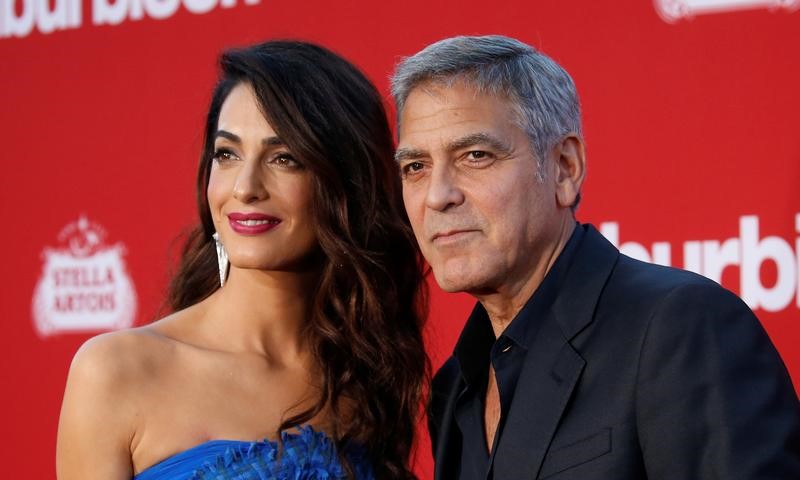 © Reuters. George e Amal Clooney posam para foto em evento na Califórnia