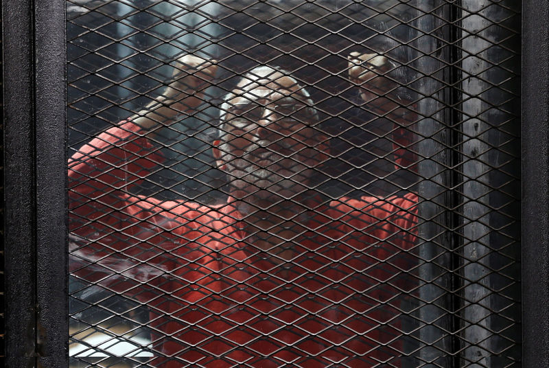 © Reuters. محكمة مصرية تعاقب محمد بديع وخيرت الشاطر بالسجن المؤبد في قضية مكتب الإرشاد