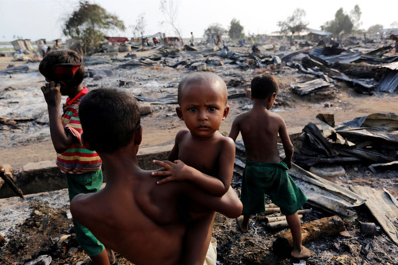 © Reuters. Crianças andam por destroços em campo para muçulmanos rohingya em Mianmar