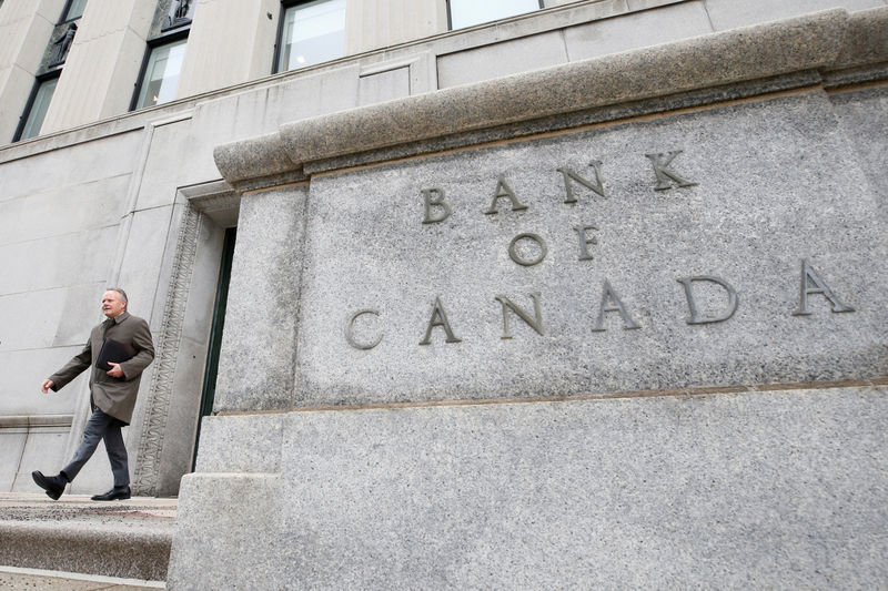 © Reuters. FILE PHOTO: Bank of Canada Governor Stephen Poloz walks to a news conference in Ottawa