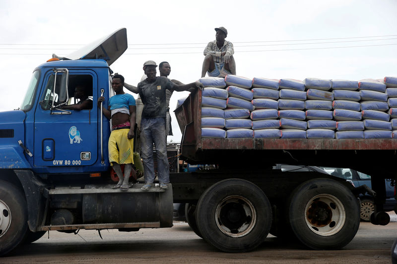 © Reuters. Labourers stand on top of a trailer transporting cement along Ajah-Lagos expressway in Lagos