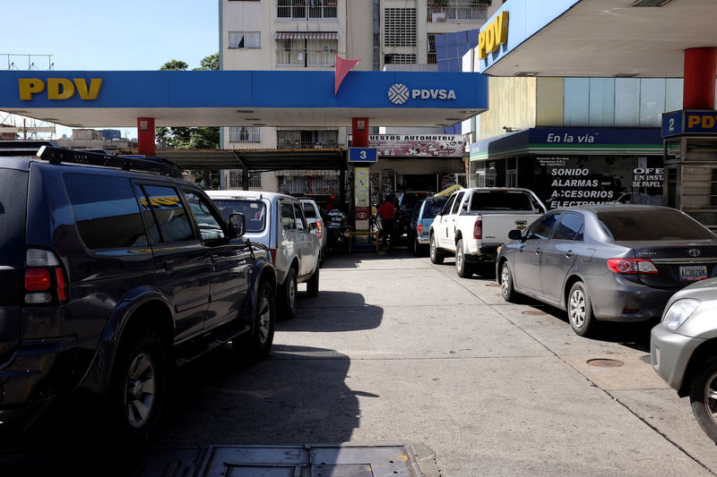 © Reuters. FILE PHOTO: Motorists line up for fuel at a gas station of the Venezuelan state-owned oil company PDVSA in Caracas