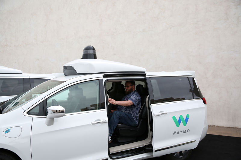 © Reuters. Homem é visto dentro de um veículo autônomo Waymo, durante uma demonstração em Chandler, Arizona