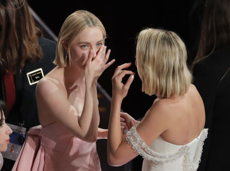 © Reuters. As atrizes Saoirse Ronan e Margot Robbie em premiação