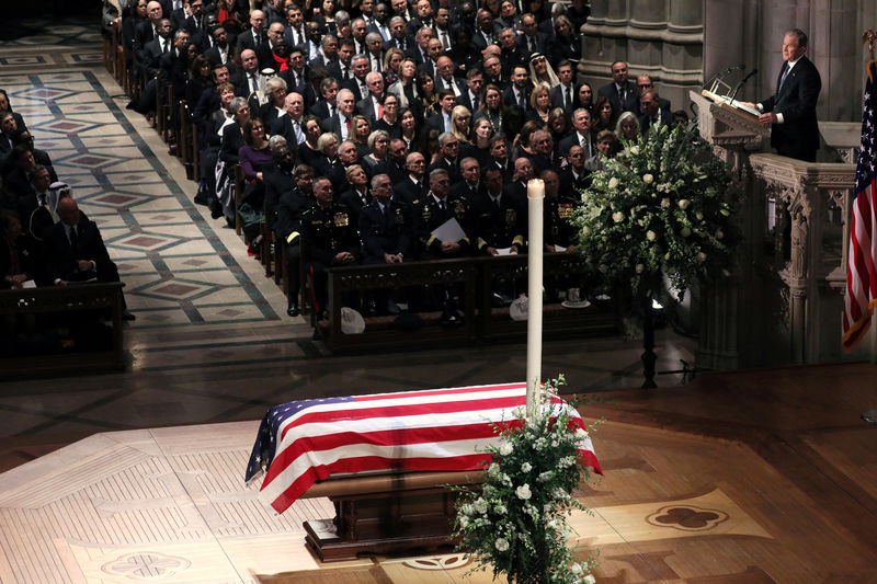 © Reuters. زعماء أمريكيون وأجانب يتجمعون للمشاركة في جنازة بوش الأب