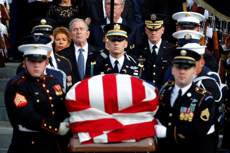 © Reuters. Militares carregam caixão do ex-presidente George H.W. Bush, na Catedral Nacional de Washington