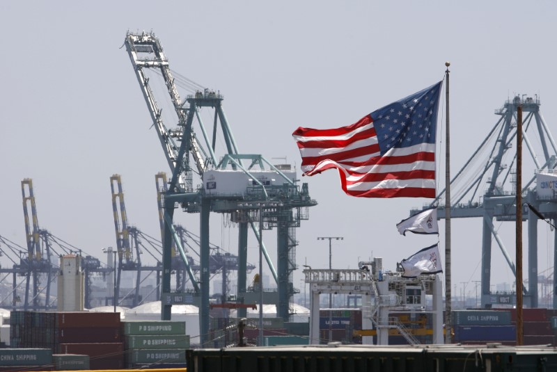 © Reuters. A U.S. flag flies at the Port of Los Angeles in Los Angeles