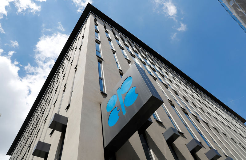 © Reuters. FILE PHOTO: The OPEC logo is seen at OPEC's headquarters in Vienna