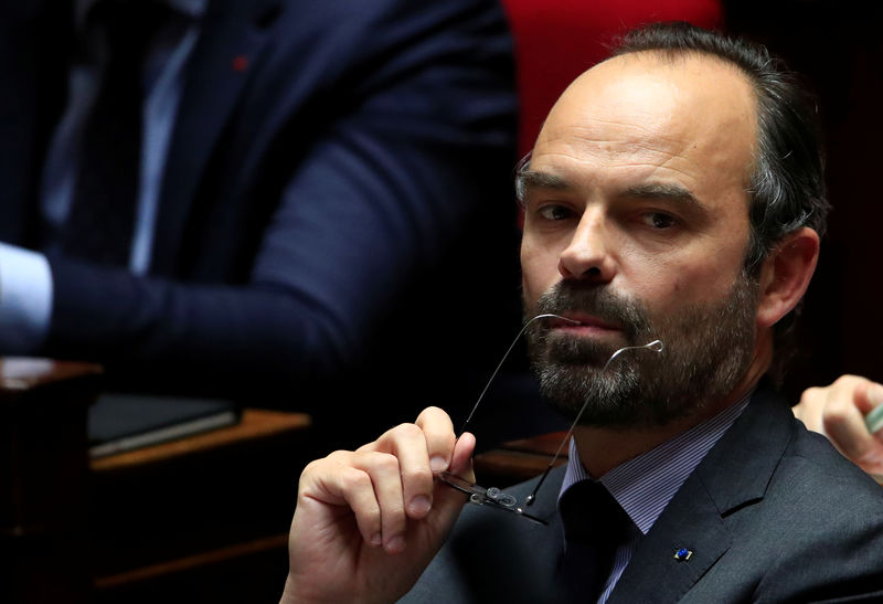 © Reuters. رئيس الوزراء: الحكومة الفرنسية تتخلى عن ضريبة الوقود