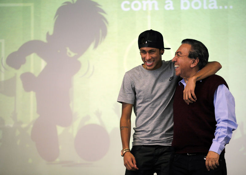 © Reuters. Mauricio de Souza com Neymar em Santos