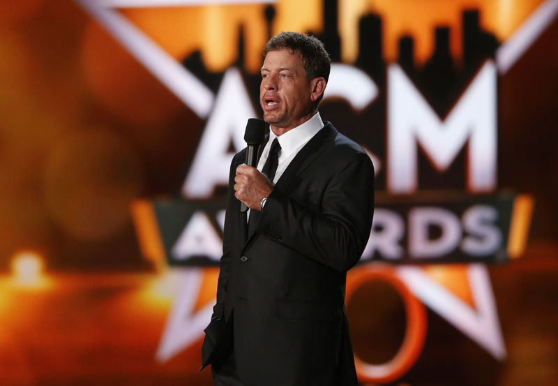© Reuters. Former Dallas Cowboys quarterback Aikman introduces a performance by Jackson at the 50th Annual Academy of Country Music Awards in Arlington