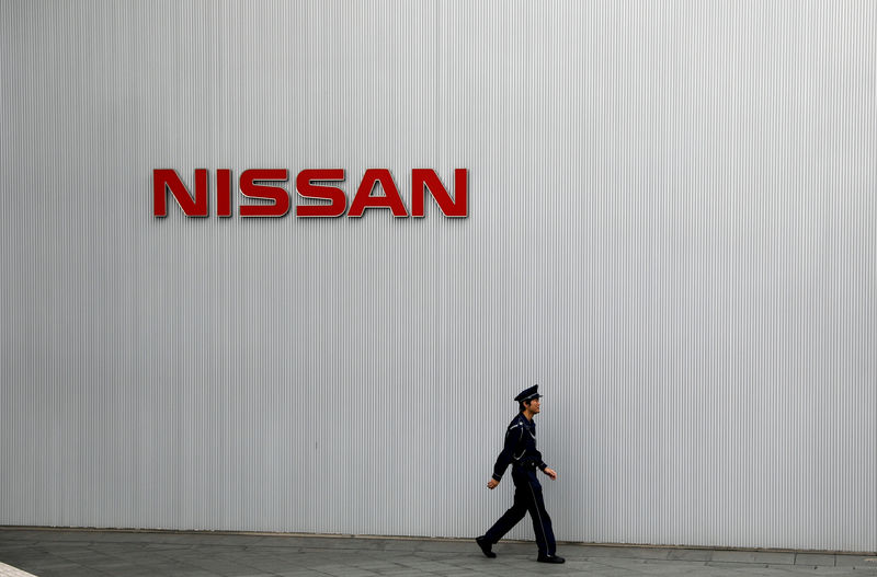 © Reuters. FILE PHOTO: Nissan logo is seen at Nissan Motor Co.'s global headquarters building in Yokohama