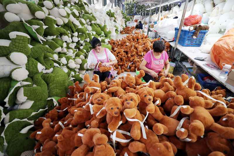 © Reuters. Workers make stuffed toys for export at a factory in Lianyungang, Jiangsu