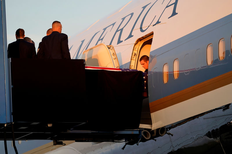 © Reuters. وصول الطائرة التي تحمل جثمان الرئيس الأمريكي الراحل بوش الأب إلى هيوستون