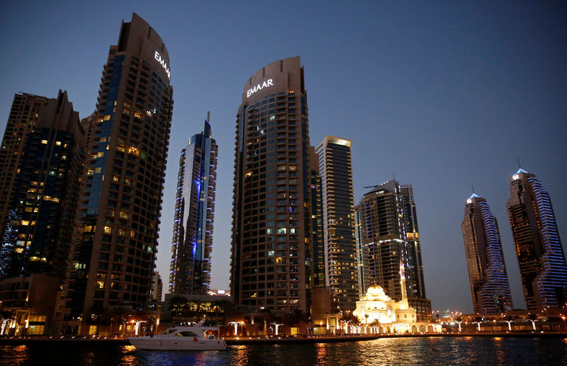 © Reuters. FILE PHOTO: Skyline looms over Dubai Marina in Dubai