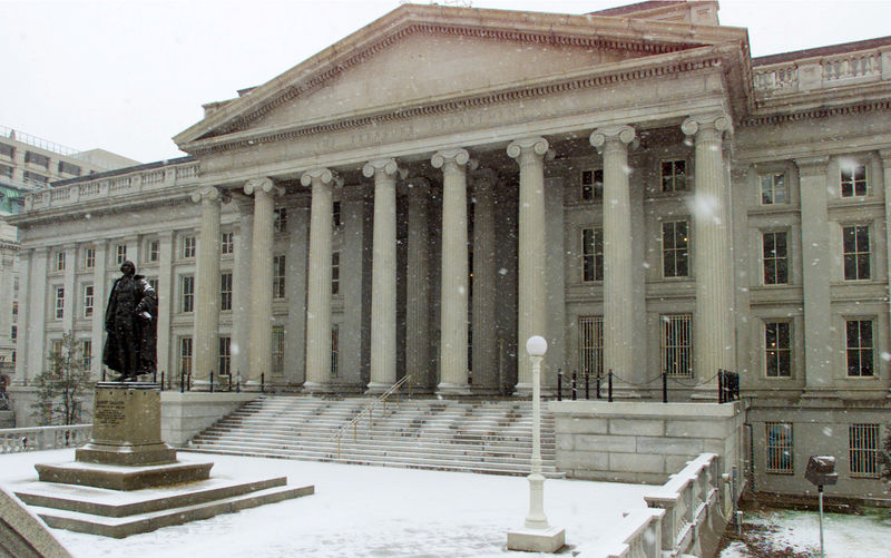 © Reuters. FILE PHOTO: The north side of the U.S. Treasury Building in Washington