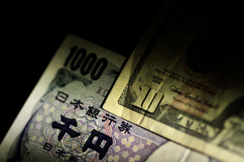 © Reuters. Банкноты доллара США и японской иены