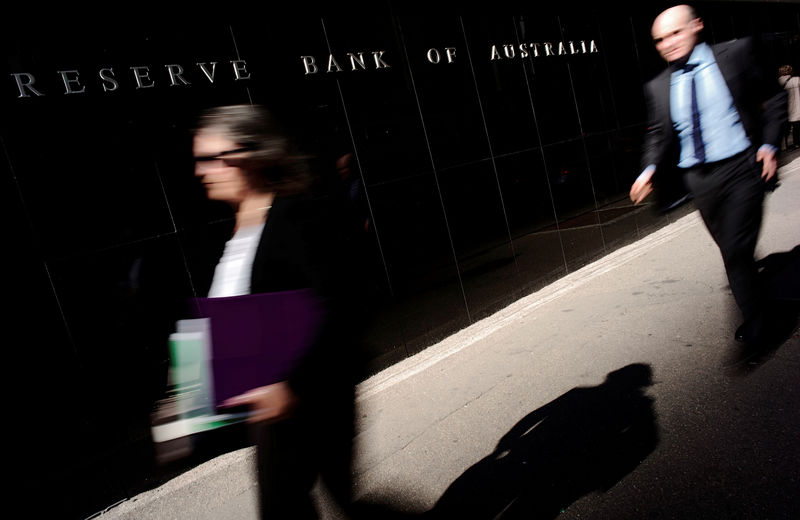 © Reuters. FILE PHOTO - Pedestrians walk past the Reserve Bank of Australia Building in Sydney's central business district