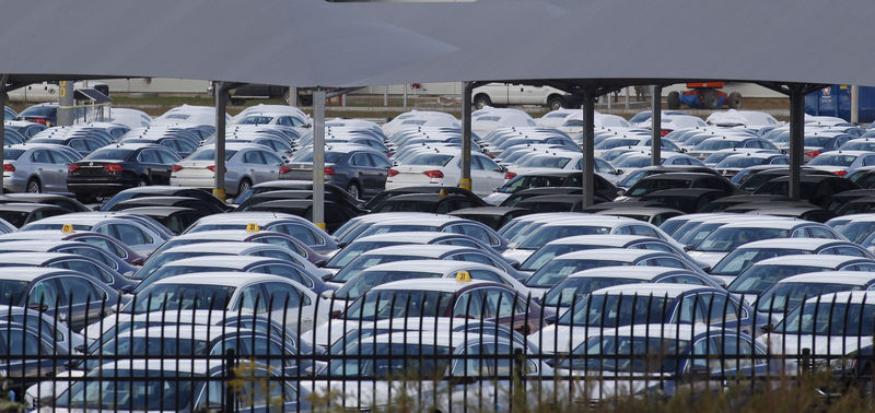 © Reuters. FILE PHOTO: Cars at the Volkswagen Chattanooga Assembly Plant in Chattanooga