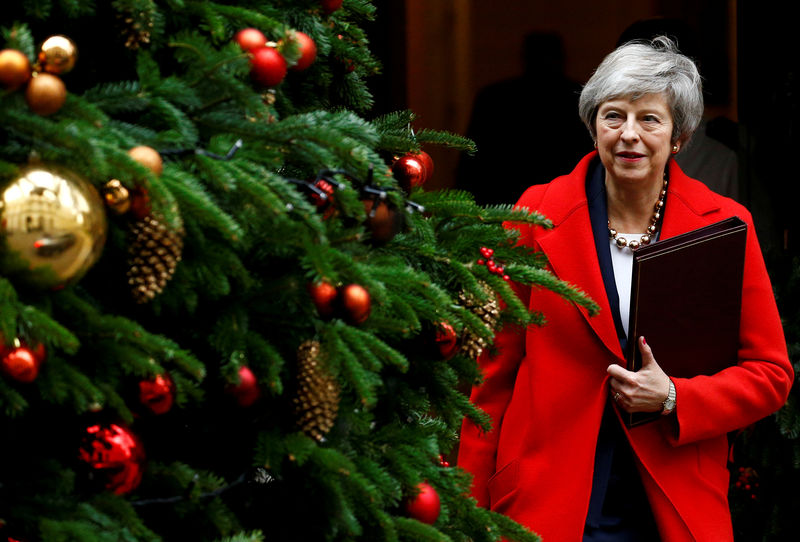 © Reuters. May dice que hay que elegir entre su Brexit, salir sin acuerdo o que no haya Brexit