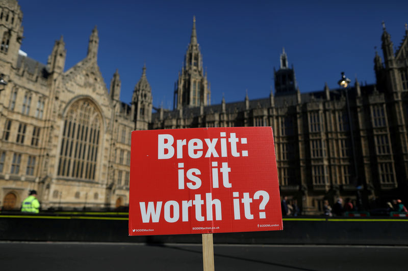 © Reuters. FILE PHOTO: An anti-Brexit placard is fixed to traffic barriers opposite the Houses of Parliament in London