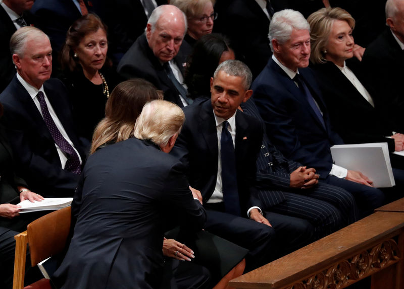 © Reuters. Presidente dos EUA, Donald Trump, cumprimenta ex-presidente Barack Obama durante funeral de Estado do ex-presidente George H.W. Bush