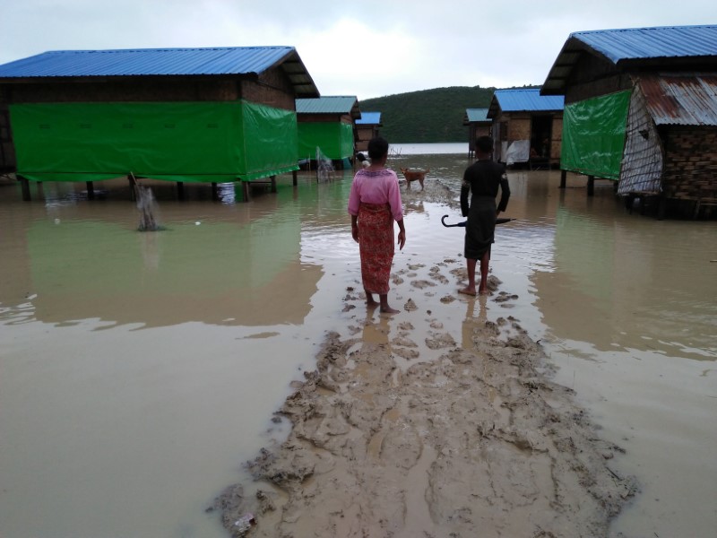 © Reuters. ميانمار تغلق مخيمات الروهينجا لكنها تكرس فصل المسلمين