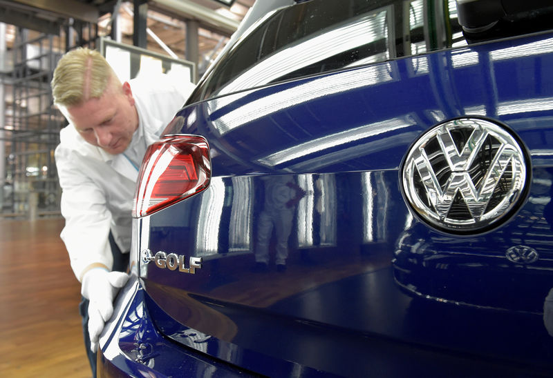 © Reuters. FILE PHOTO: Production line of Volkswagen e-Golf in Dresden