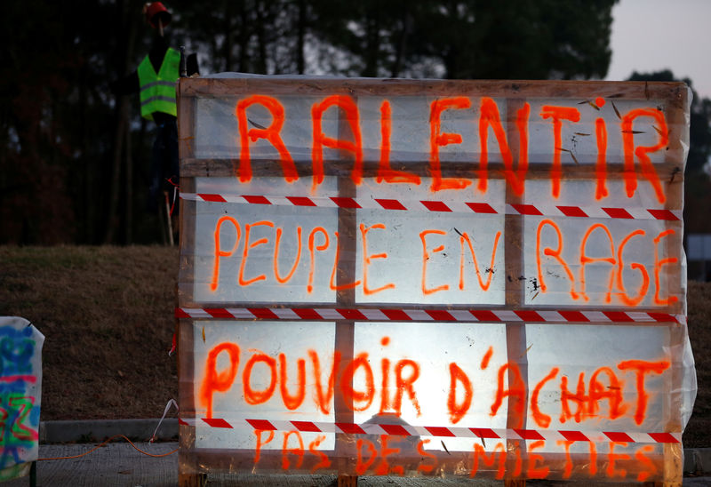 © Reuters. GILETS JAUNES: LES SYNDICATS DÉNONCENT LES VIOLENCES, GRÈVE DES ROUTIERS EN VUE