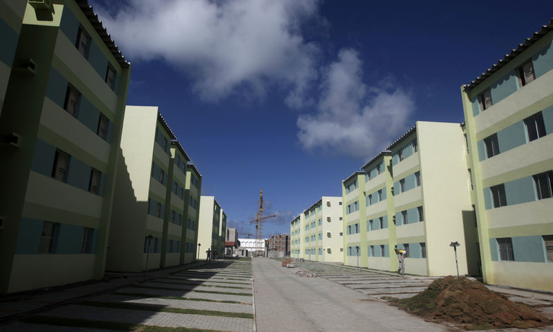 © Reuters. Vista geral de complexo de prédios do programa Minha Casa Minha Vida em Olinda