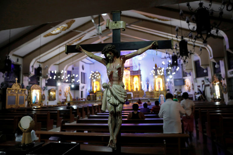 © Reuters. Interior de igreja católica em Manila