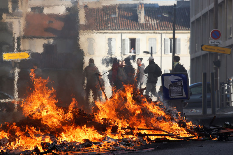 © Reuters. السلطات الفرنسية تخشى "عنفا هائلا" مع استمرار غضب السترات الصفراء
