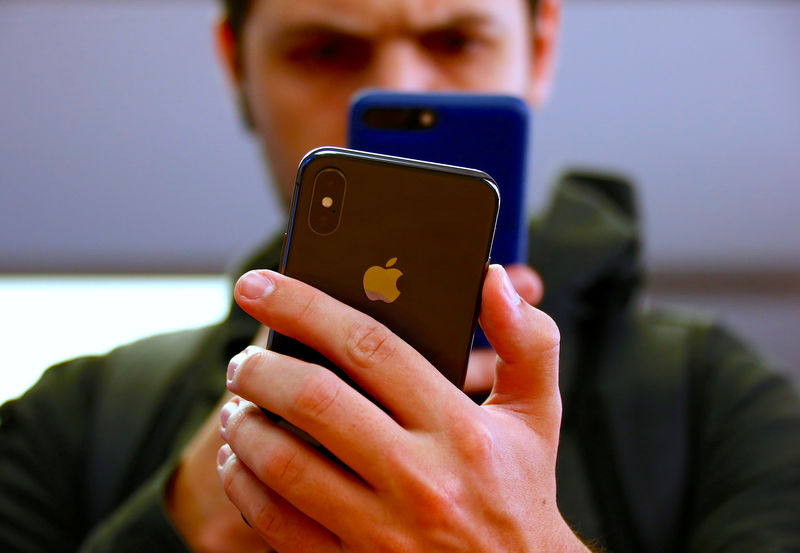 © Reuters. Pessoa fotografa iPhone 7 com outro celulae em foto ilustrativa em Sydney, Austrália