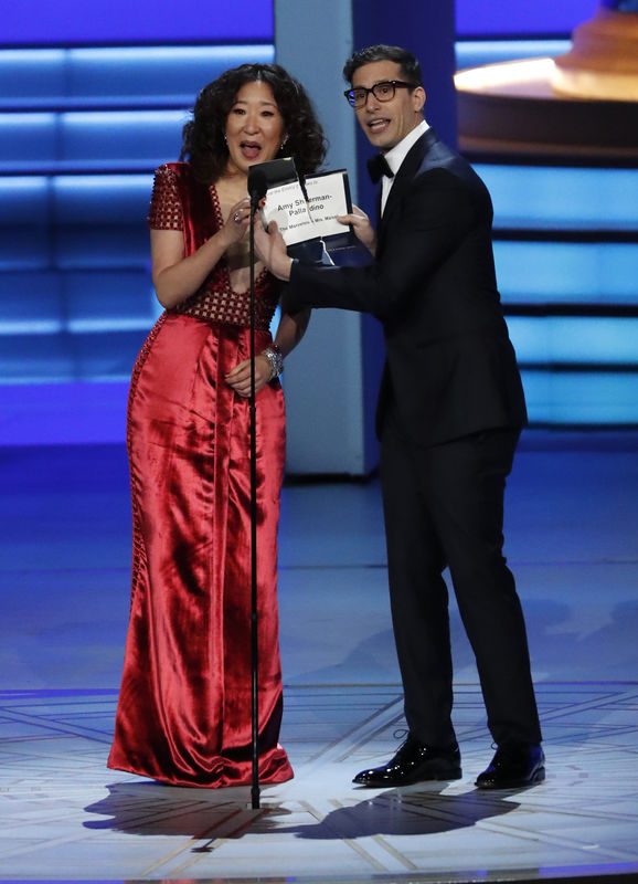 © Reuters. Atriz Sandra Oh e comediante Andy Samberg durante cerimônia do Emmy, em Los Angeles