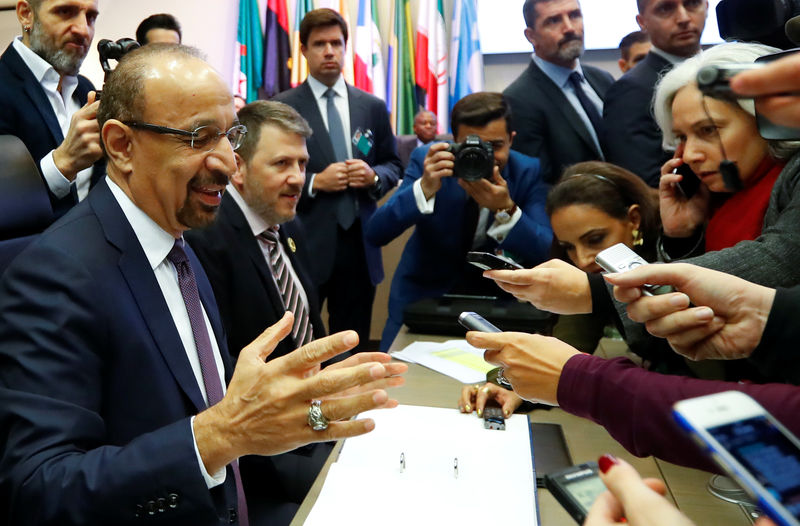 © Reuters. Saudi Arabia's Oil Minister al-Falih talks to journalists at the beginning of an OPEC meeting in Vienna