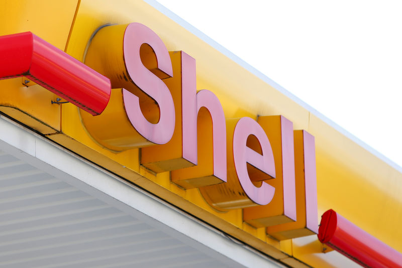 © Reuters. FILE PHOTO: The logo of a Shell petrol station is pictured in Ulm