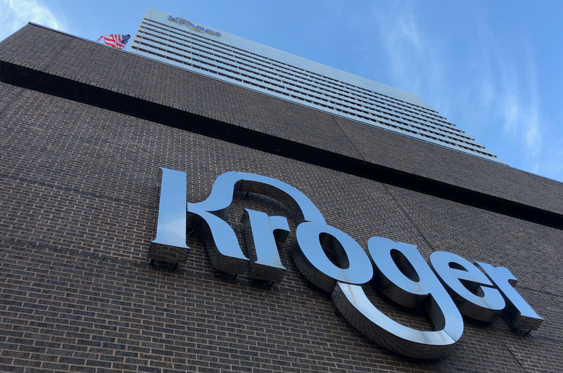© Reuters. FILE PHOTO: The Kroger supermarket chain's headquarters is shown in Cincinnati